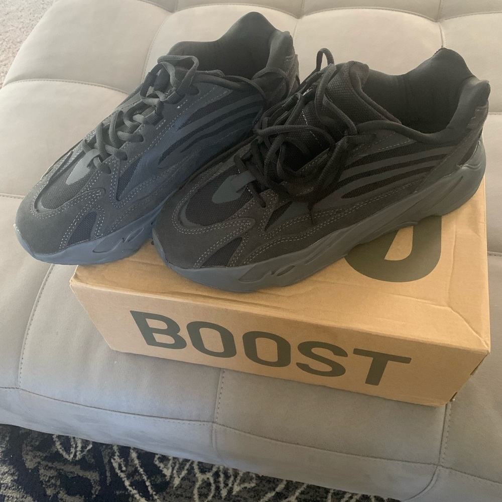 Yeezy 700 V2